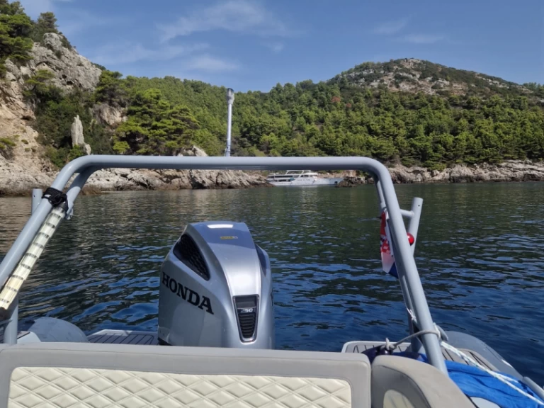 Wynajem Łódż półsztywna Highfield z patentem 