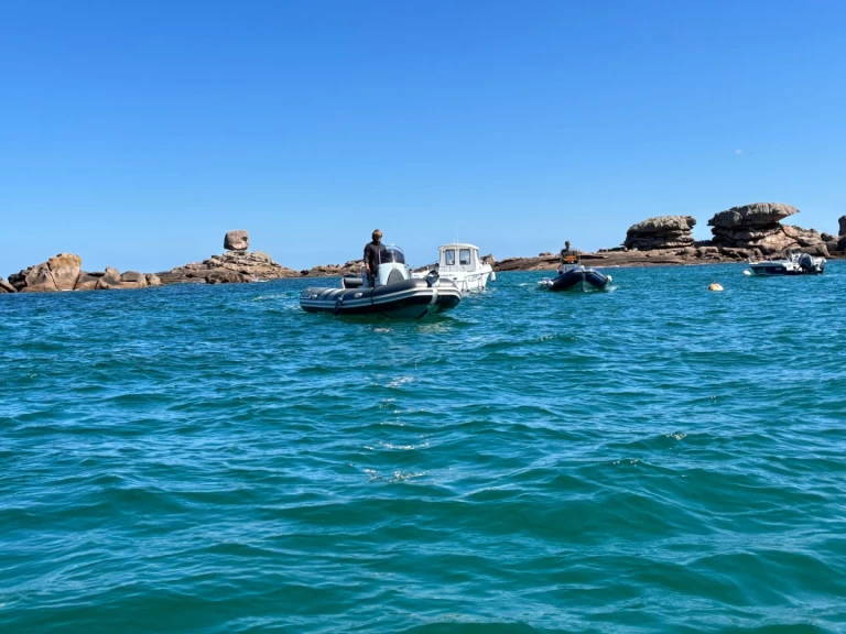 Wynajmij Łódż półsztywna z lub bez skippera Valiant w Trébeurden