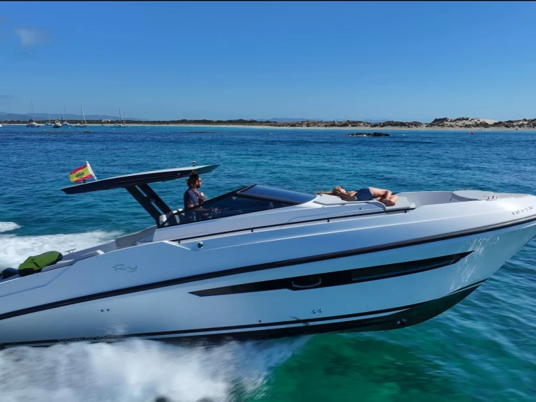 Motorówka do wynajmu w Ibiza Town w najlepszej cenie