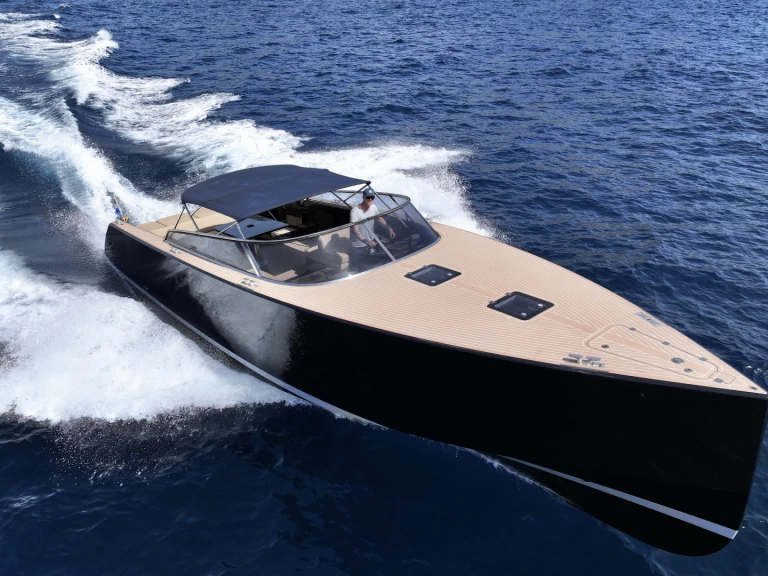 Van-Dutch VD40 między profesjonalistami a osobami prywatnymi w Ibiza Town