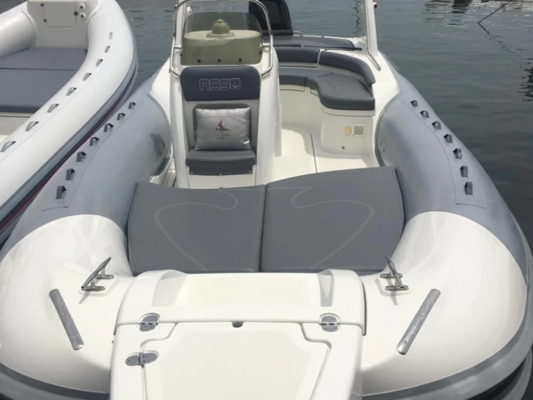 Asso CHARISMA VAMOS między profesjonalistami a osobami prywatnymi w Porto di Mergellina