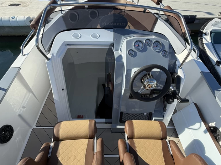 trident 630 Open między profesjonalistami a osobami prywatnymi w l'Escala