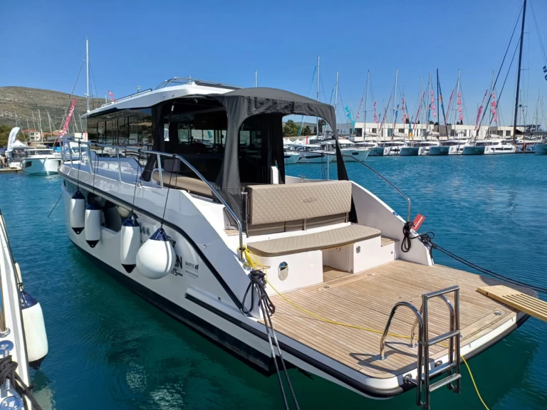 Motorówka do wynajmu w Donji Seget w najlepszej cenie