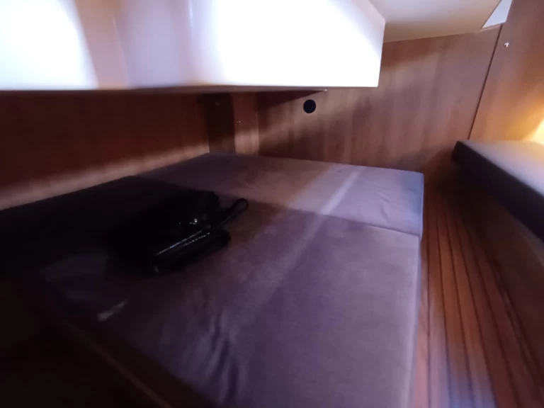 Nikhen Nikhen Aquasun 34 Sedan LP między profesjonalistami a osobami prywatnymi w Donji Seget