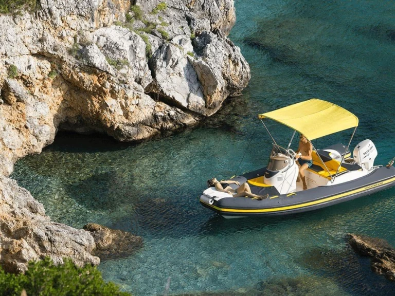 Wynajem Łódż półsztywna Joker Boat z patentem 