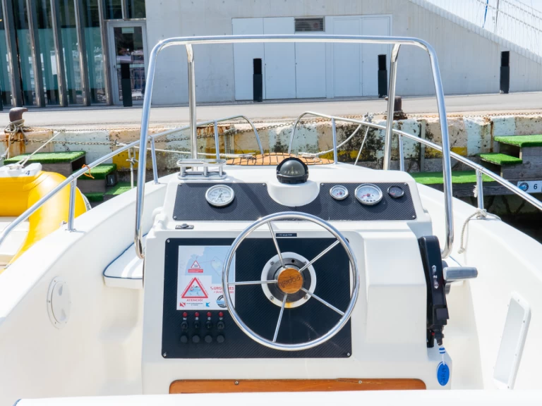 Capelli Cap 17 między profesjonalistami a osobami prywatnymi w l'Estartit