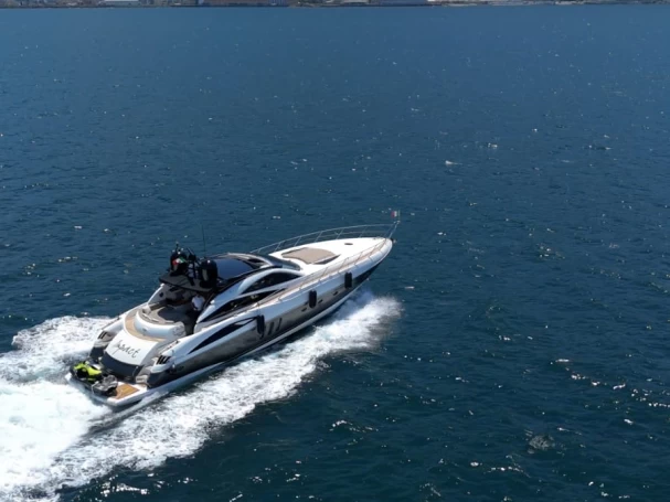 Sunseeker Predator 68 między profesjonalistami a osobami prywatnymi w Neapol