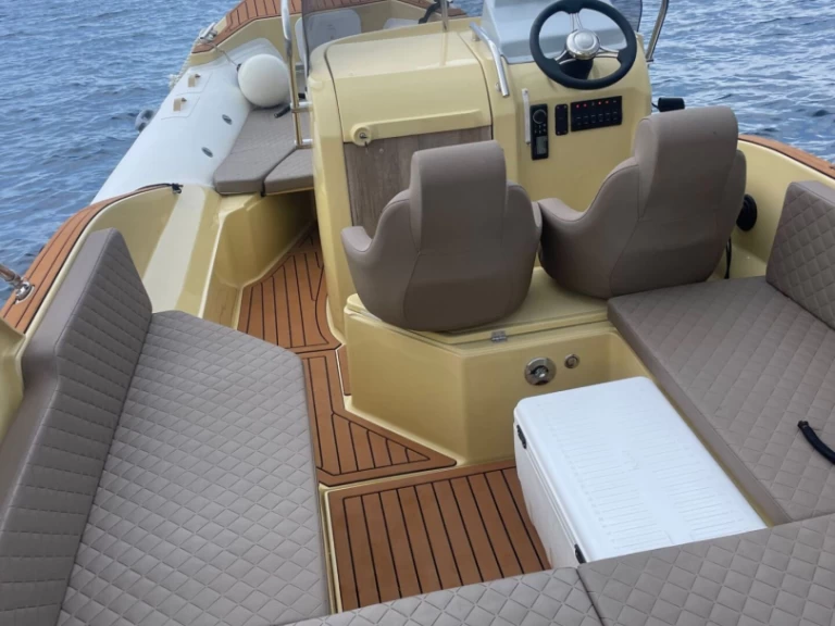 Aquamax 23 między profesjonalistami a osobami prywatnymi w Hvar