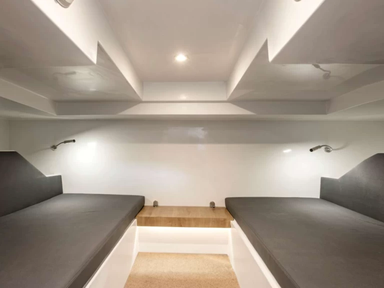 De Antonio 33 SEEA ONE między profesjonalistami a osobami prywatnymi w Ibiza Town