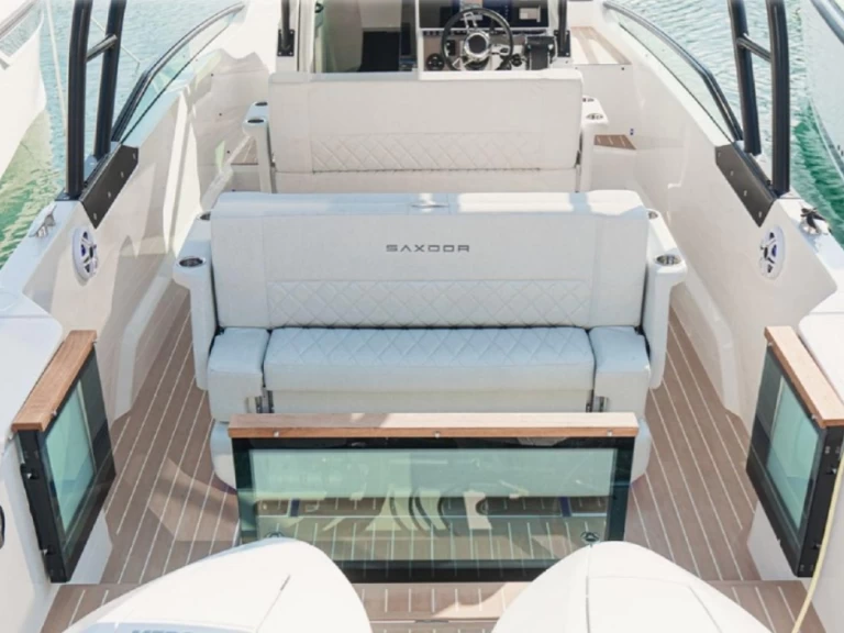 Saxdor 270 GTO między profesjonalistami a osobami prywatnymi w Ibiza Town