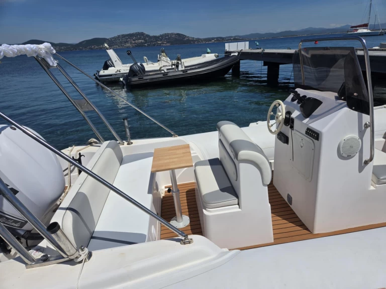 Wynajem Łódż półsztywna Selva z patentem 