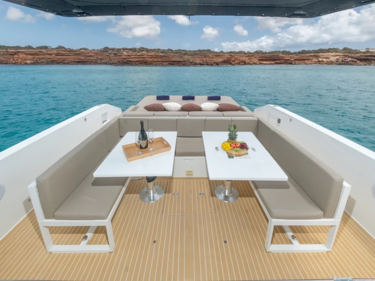 Wynajem Motorówka De Anton  io Yacht s z patentem 