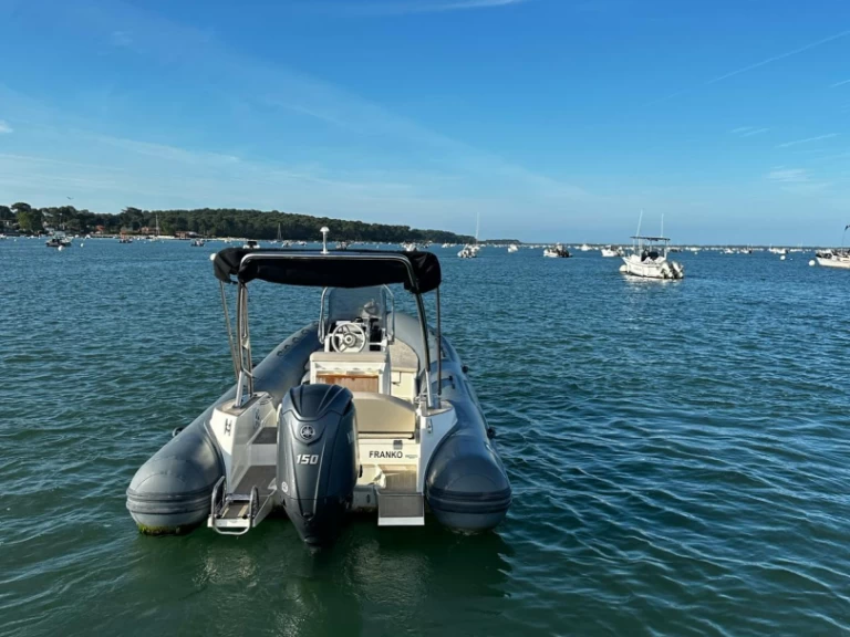 Łódż półsztywna do wynajmu w Grand Piquey w najlepszej cenie