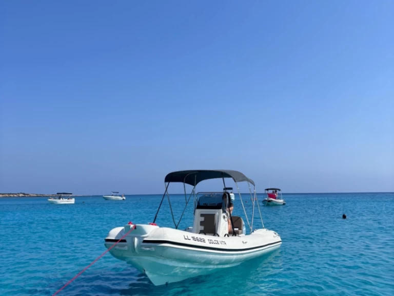 Wynajem Łódż półsztywna Nuova Jolly z patentem 