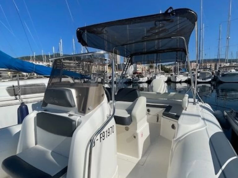 Łódż półsztywna do wynajmu w Porticcio w najlepszej cenie