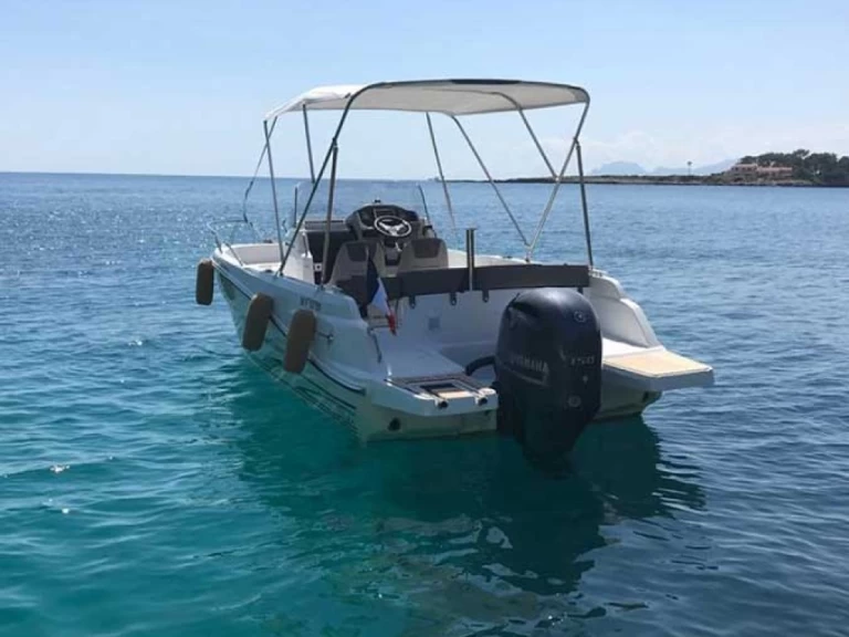 Jeanneau Cap Camarat 6.5 Style między profesjonalistami a osobami prywatnymi w Antibes