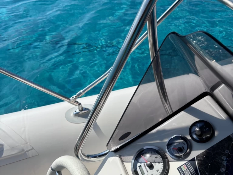 Łódż półsztywna do wynajmu w Latchi w najlepszej cenie