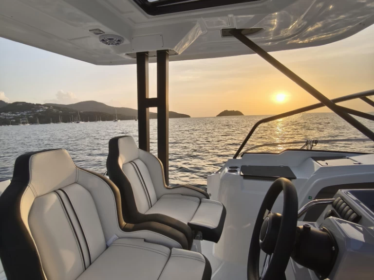 Jeanneau Cap Camarat 9.0 WA między profesjonalistami a osobami prywatnymi w Les Trois-Îlets