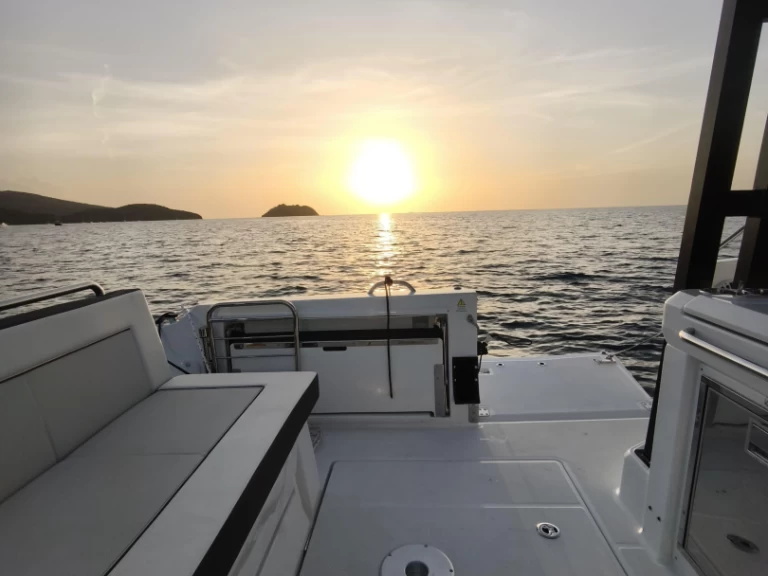 Wynajem w Les Trois-Îlets- Jeanneau Cap Camarat 9.0 WA na SamBoat