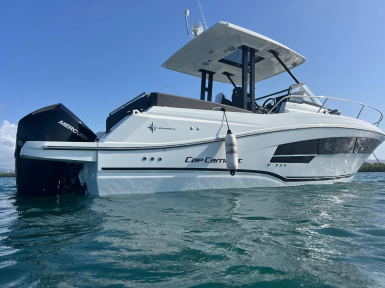 Wynajmij Jeanneau Cap Camarat 9.0 WA w Les Trois-Îlets