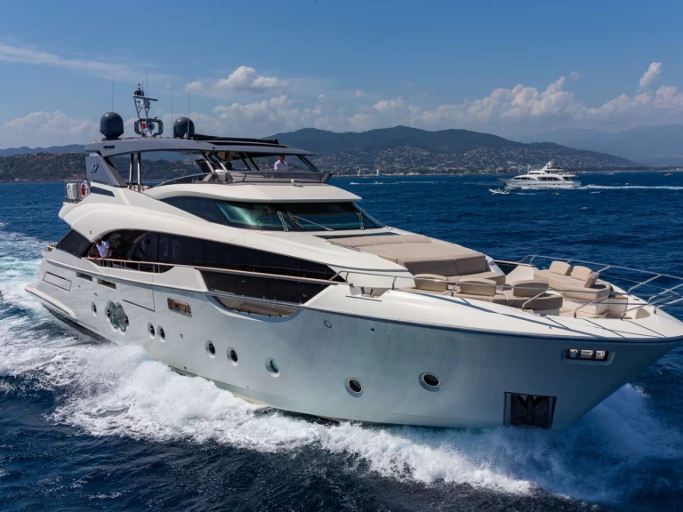 MonteCarloYachts Esmeralda of the Seas między profesjonalistami a osobami prywatnymi w Saint-Raphael