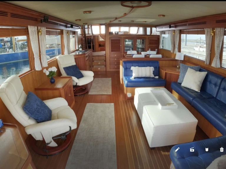 Wynajem łodzi Newport tanio What's Next