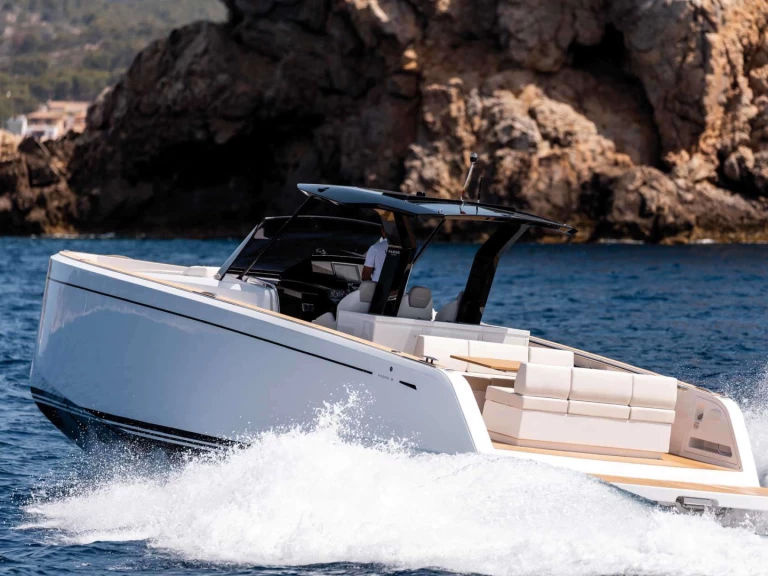 Pardo Yachts Queen Lia II między profesjonalistami a osobami prywatnymi w Benítses