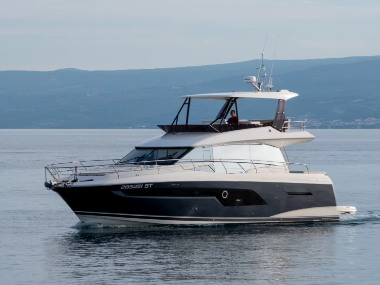 Wynajmij Jeanneau Prestige 520 Flybridge - 3 + 1 cab. w Split