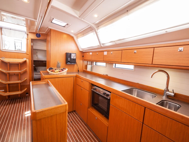 Wynajem Żaglowiec Bavaria z patentem 