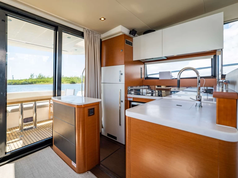 Prestige Yachts Whisky and Waves między profesjonalistami a osobami prywatnymi w Bahamy