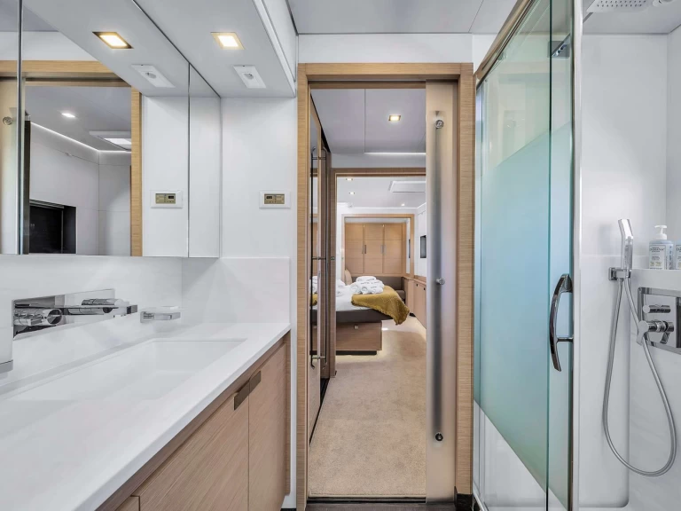 Fountaine Pajot Alegria 67 między profesjonalistami a osobami prywatnymi w Cannes