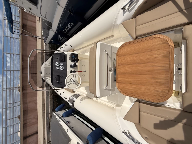 Łódż półsztywna do wynajmu w Cannes w najlepszej cenie