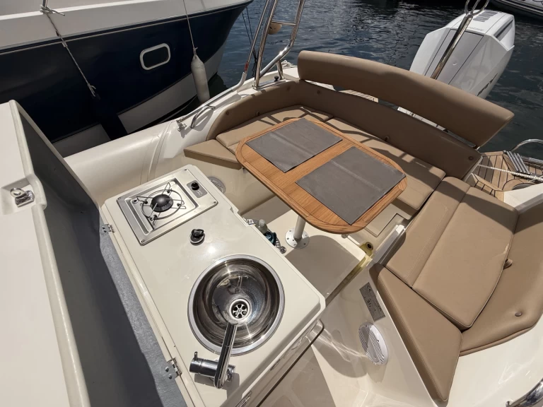 Wynajem Łódż półsztywna Nuova Jolly z patentem 