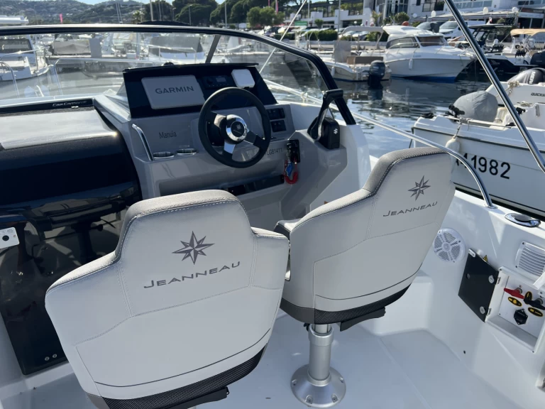 Jeanneau Cap Camarat 755 WA między profesjonalistami a osobami prywatnymi w Les Issambres