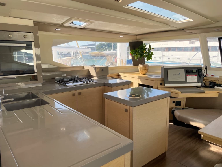 Wynajem Katamaran Fountaine Pajot z patentem 
