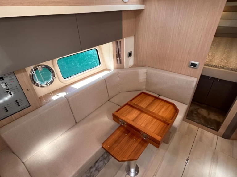 Wynajmij Cranchi Z 35 w Nettuno