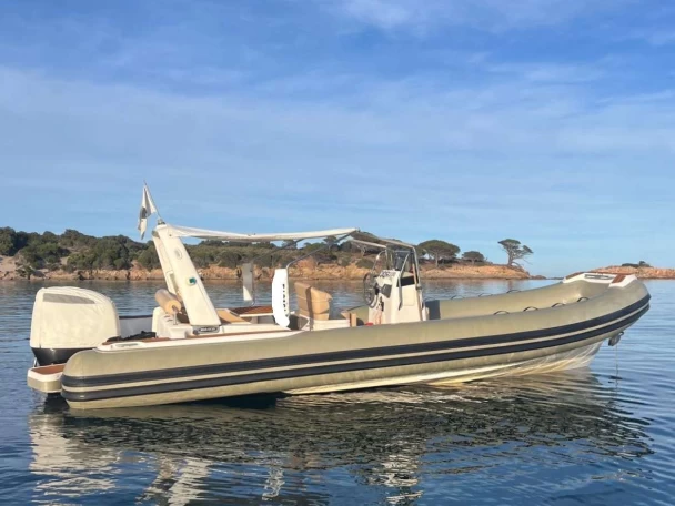 Łódż półsztywna do wynajmu w Porto-Vecchio w najlepszej cenie