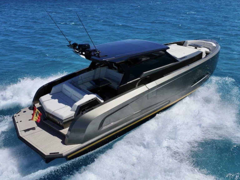 Vanquish VQ 45 między profesjonalistami a osobami prywatnymi w Ibiza Town