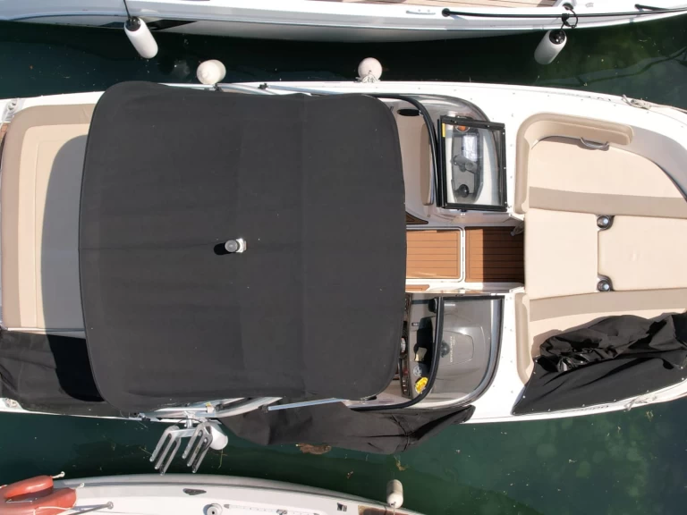 Bayliner VR5 między profesjonalistami a osobami prywatnymi w Amphion-les-Bains