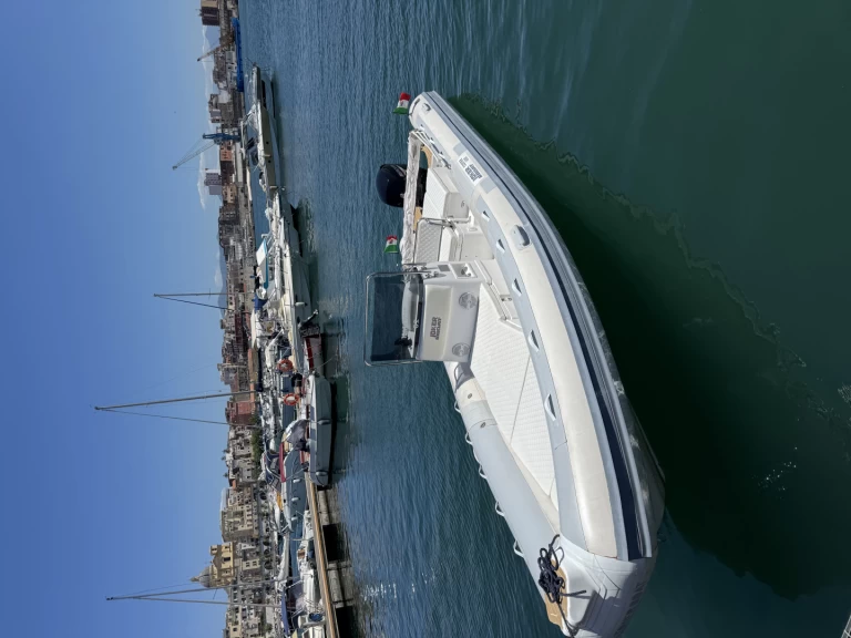 Wynajem Łódż półsztywna Joker Boat z patentem 