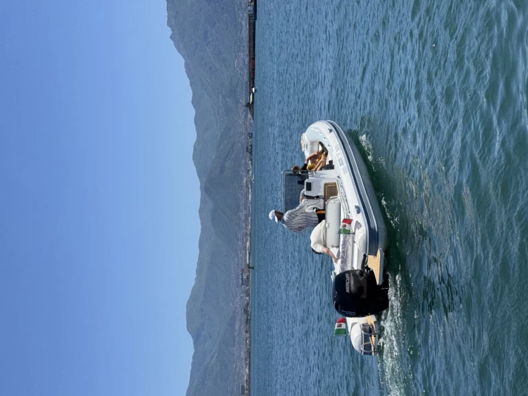 Joker Boat Coaster 650 między profesjonalistami a osobami prywatnymi w Torre Annunziata