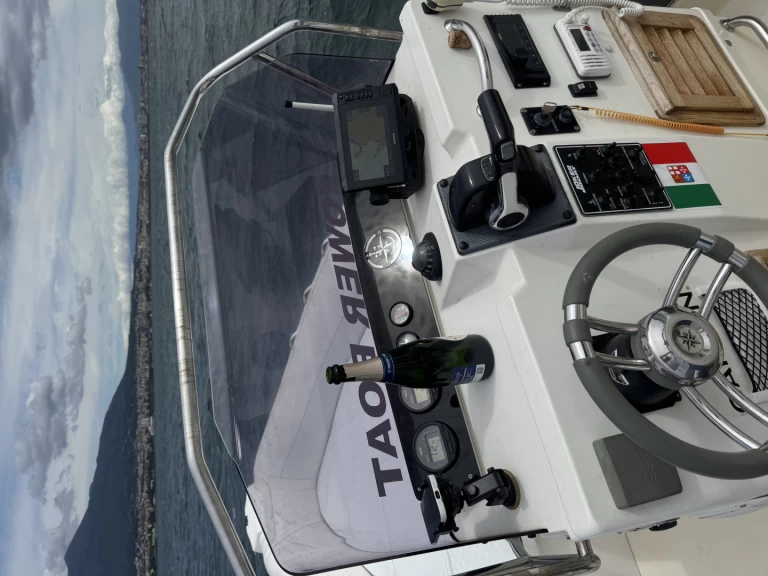 Wynajem Łódż półsztywna Joker Boat z patentem 