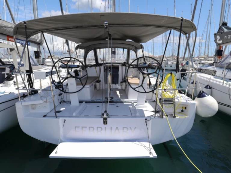 Wynajem Żaglowiec Bénéteau z patentem 