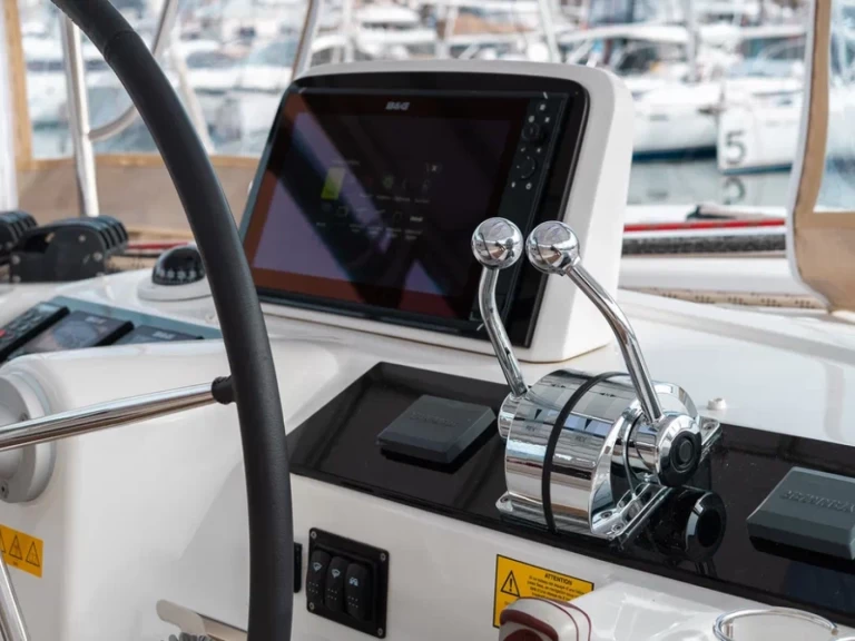 Wynajmij Katamaran z lub bez skippera Lagoon w Tivat