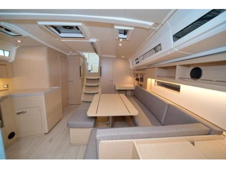 Bénéteau Oceanis 40.1 między profesjonalistami a osobami prywatnymi w Paros (wyspa)