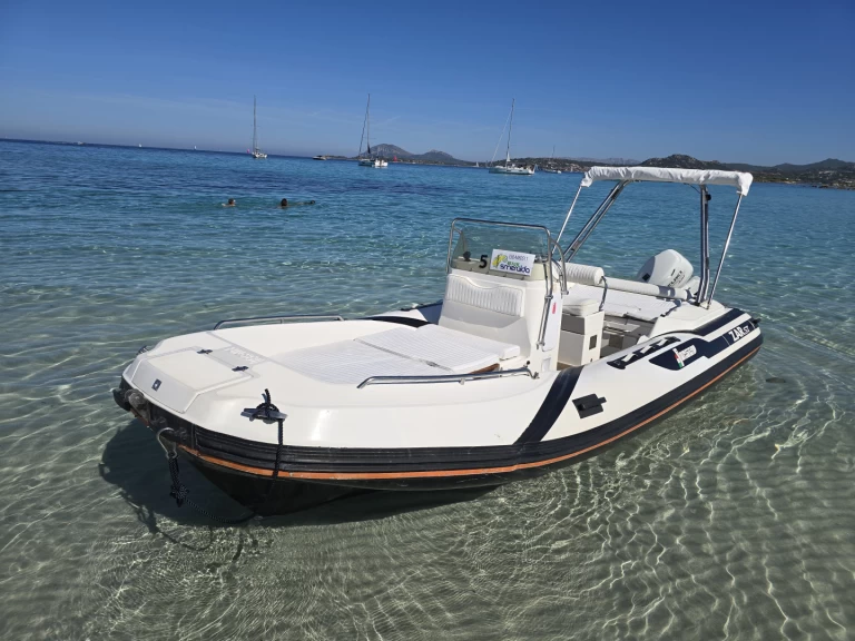 Zar Zar 57 Classic Luxury między profesjonalistami a osobami prywatnymi w Cugnana Verde