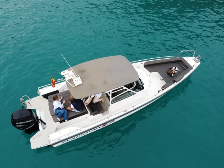 Motorówka do wynajmu w Club Nàutic Santa Ponsa w najlepszej cenie