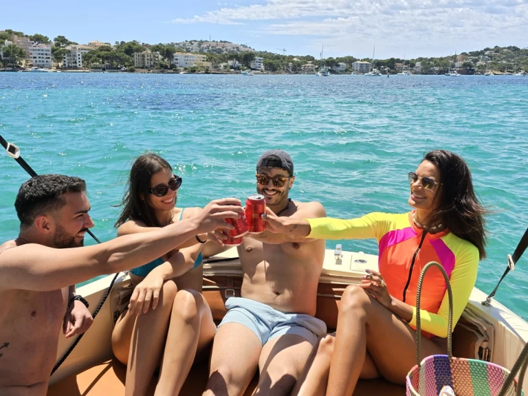 Motorówka do wynajmu w Club Nàutic Santa Ponsa w najlepszej cenie