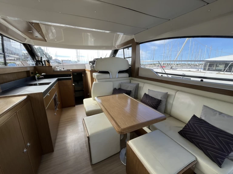 Bavaria Virtess 420 Fly między profesjonalistami a osobami prywatnymi w Sibenik