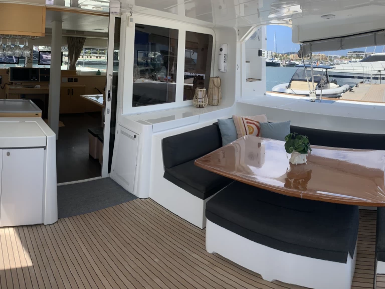 Wynajem łodzi Lagoon Lagoon 52F ( + crew)  w Santa Eularia des Riu na SamBoat 